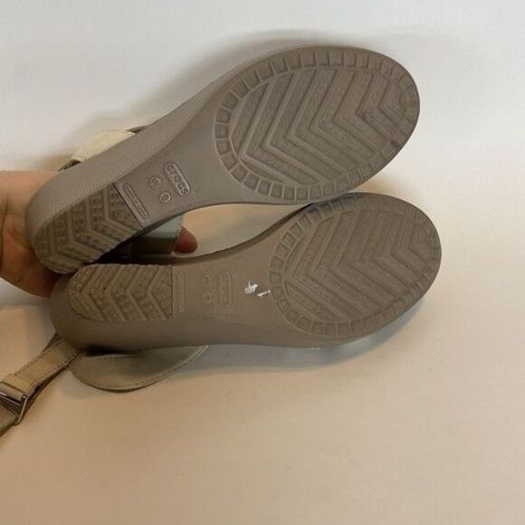 NWOB Crocs Leigh II Ankle Strap Wedge Platform Sandals Women Size 9 Cream/Beige - Picture 4 of 11
